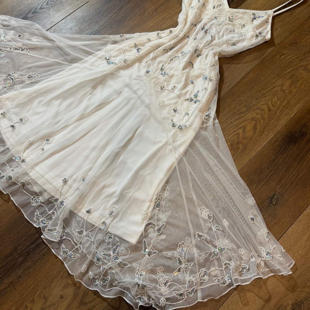 Embellished White Sequin Floral Camisole - Picture 4 of 16